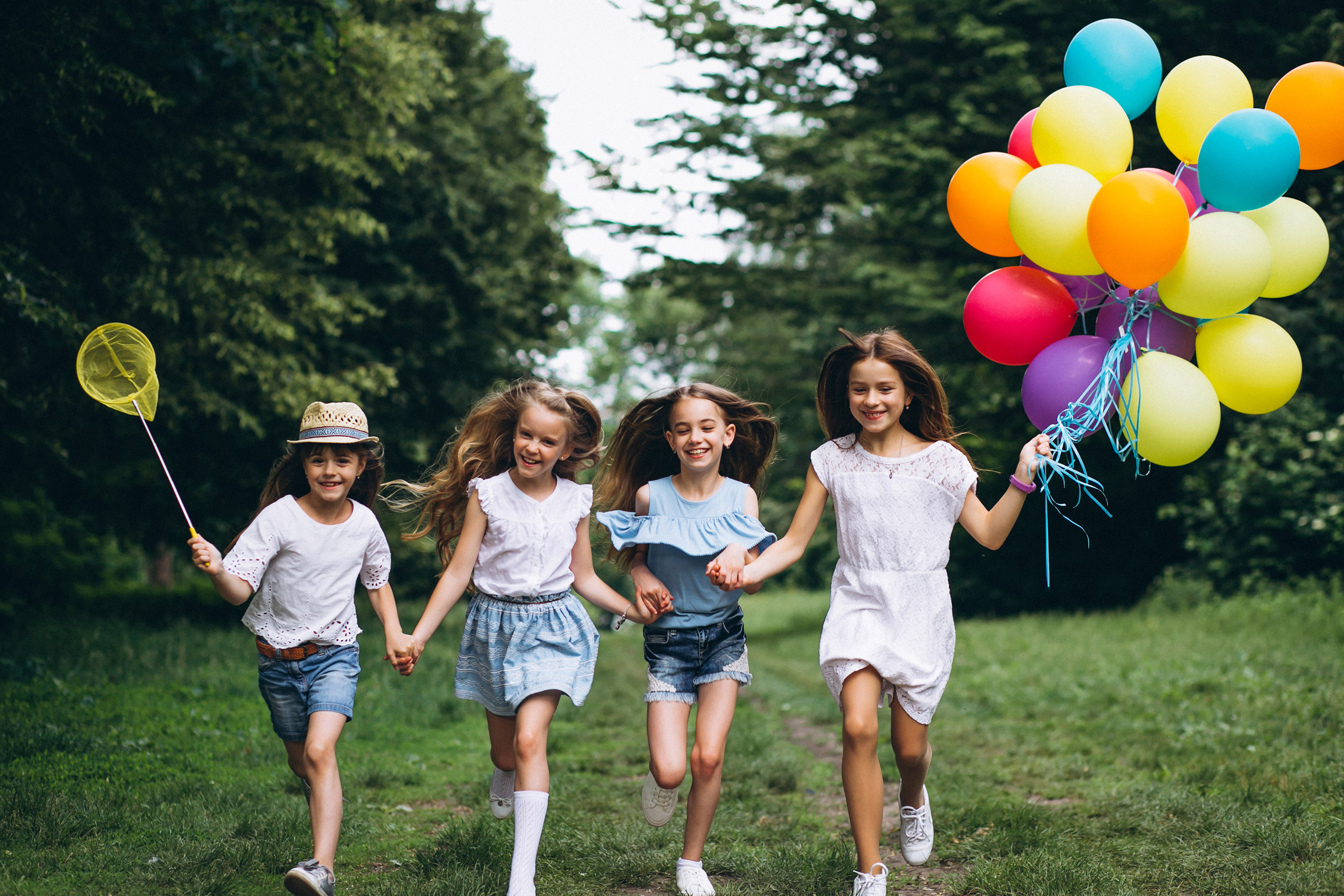 little-girls-friends-with-balloons-forest